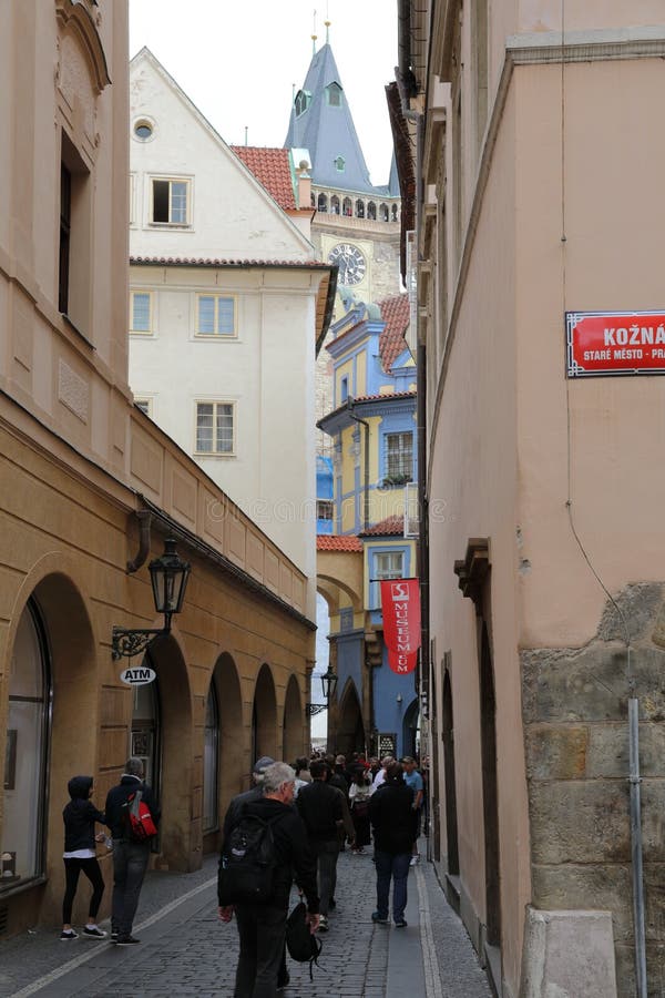 Calles de Praga vieja con todas las pequeñas tiendas numerosas y muchedumbres de los turistas que están buscando nuevas impresion fotos de archivo libres de regalías Calles de Praga vieja con todas las pequeñas tiendas numerosas y muchedumbres de los turistas que están buscando nuevas impresion fotos de archivo libres de regalías