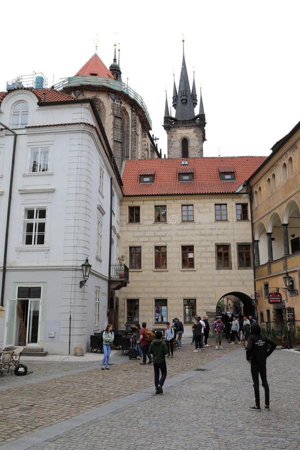 Calles de Praga vieja con todas las pequeñas tiendas numerosas y muchedumbres de los turistas que están buscando nuevas impresion imagen de archivo libre de regalías Calles de Praga vieja con todas las pequeñas tiendas numerosas y muchedumbres de los turistas que están buscando nuevas impresion imagen de archivo libre de regalías