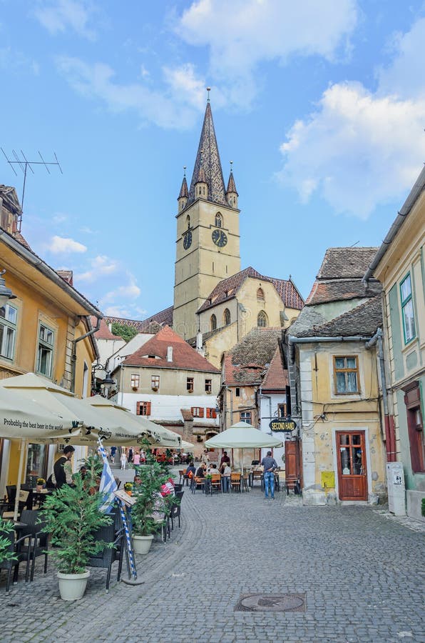 Calles de Sibiu, Rumania de la ciudad céntrica con los restaurantes imágenes de archivo libres de regalías Calles de Sibiu, Rumania de la ciudad céntrica con los restaurantes imágenes de archivo libres de regalías
