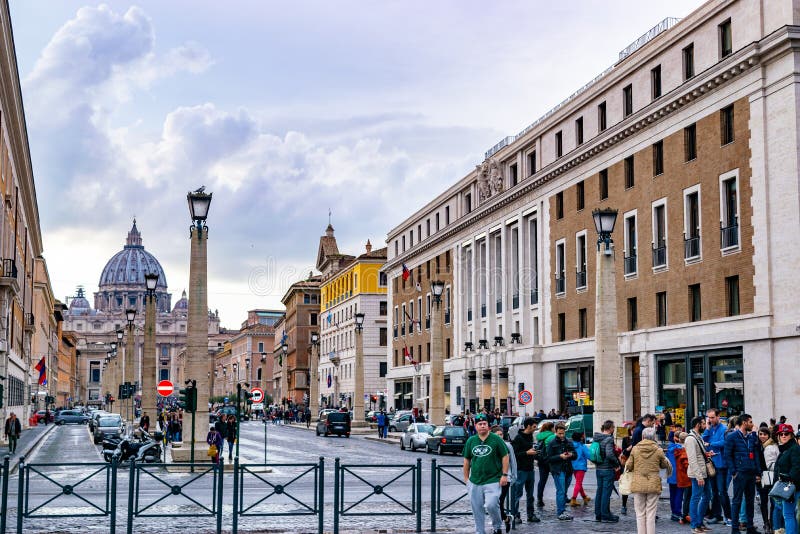 Calles del guijarro de Roma con el santo Peters Basilica en los di San Pietro de Papale de la basílica de la Ciudad del Vaticano fotos de archivo Calles del guijarro de Roma con el santo Peters Basilica en los di San Pietro de Papale de la basílica de la Ciudad del Vaticano fotos de archivo