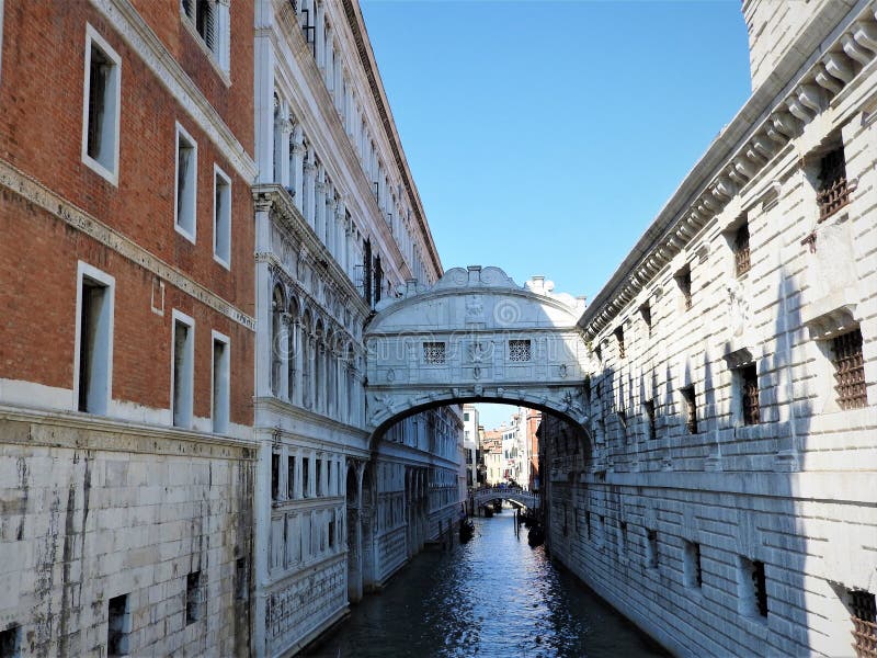 Calles y canales coloridos de Venecia en un día claro, Italia
