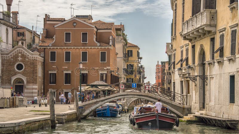 Calles y canales de Venecia, casas antiguas de Italia, flores en las ventanas y el mar