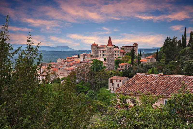 Callian, Var, de Provence, Frankrijk: landschap bij dageraad van oud royalty-vrije stock afbeeldingen Callian, Var, de Provence, Frankrijk: landschap bij dageraad van oud royalty-vrije stock afbeeldingen