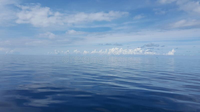 Bellissimo pace Oceano nuvoloso il cielo.