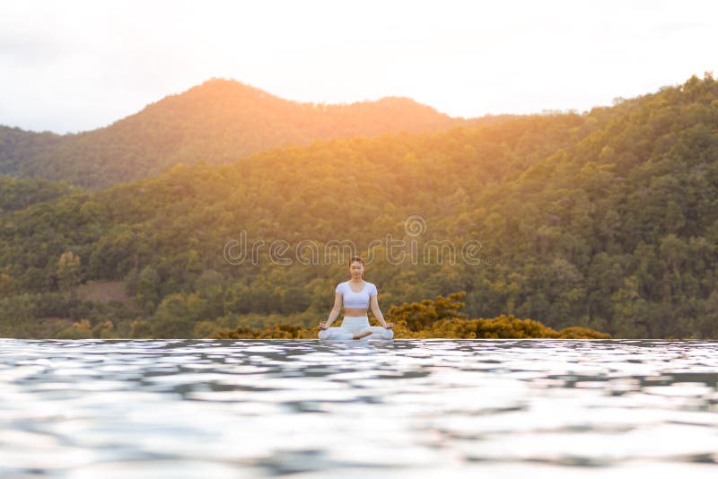 Calmo Idoso Asiático Saudável Com Pêlos Brancos Fazendo Yoga Lotus