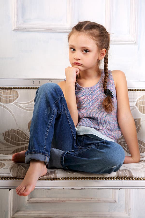 Calma hermosa que piensa a la muchacha infeliz del niño que asiste en el banco imágenes de archivo libres de regalías Calma hermosa que piensa a la muchacha infeliz del niño que asiste en el banco imágenes de archivo libres de regalías