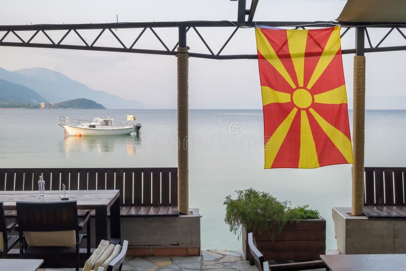 Calma mattinata nel lago di ohrid nella macedonia settentrionale. fotografia stock libera da diritti