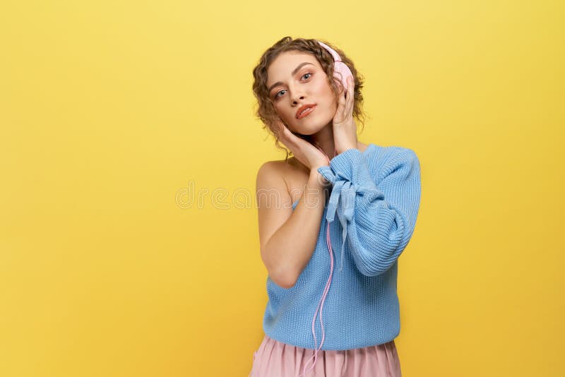 Calma ragazza attraente con le cuffie che ascolta musica immagini stock libere da diritti Calma ragazza attraente con le cuffie che ascolta musica immagini stock libere da diritti