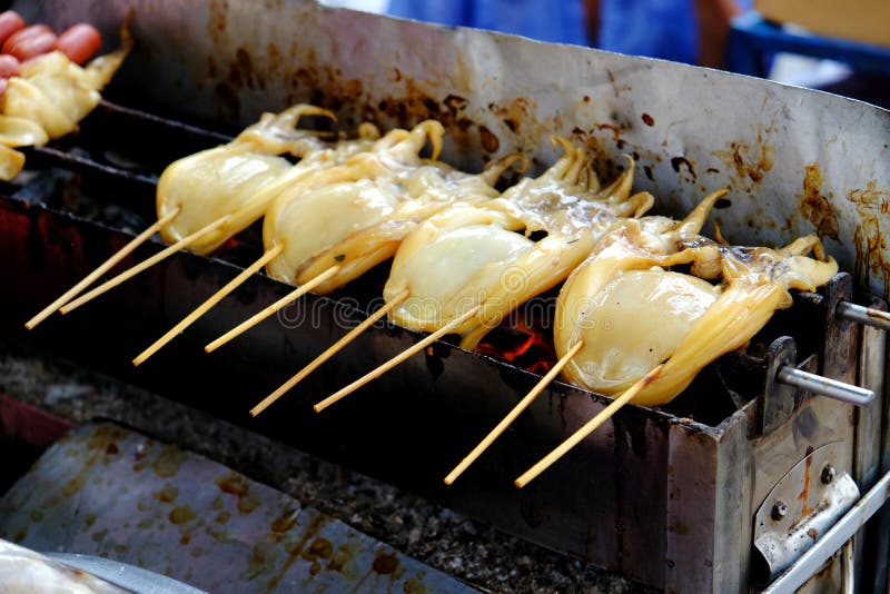 Calmars grillés sur le fourneau photo stock Calmars grillés sur le fourneau photo stock