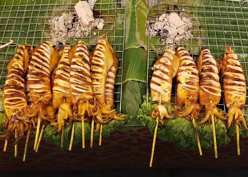 Calmars grillés sur le marché dans Bagkok images stock Calmars grillés sur le marché dans Bagkok images stock