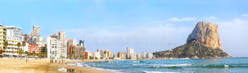 Calpe, Alicante, plage d'Arenal Bol avec la montagne de Penon de Ifach images stock Calpe, Alicante, plage d'Arenal Bol avec la montagne de Penon de Ifach images stock