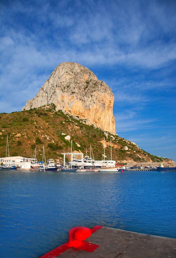 Calpe στην Αλικάντε με το βουνό Penon Ifach στοκ φωτογραφία με δικαίωμα ελεύθερης χρήσης
