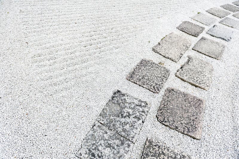 Calzada en un jardín de piedras o un jardín japonés del zen con la grava cubierta en la tierra imagen de archivo Calzada en un jardín de piedras o un jardín japonés del zen con la grava cubierta en la tierra imagen de archivo