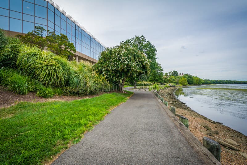 Calzada a lo largo del río Potomac y edificio de oficinas moderno en Al fotos de archivo libres de regalías Calzada a lo largo del río Potomac y edificio de oficinas moderno en Al fotos de archivo libres de regalías