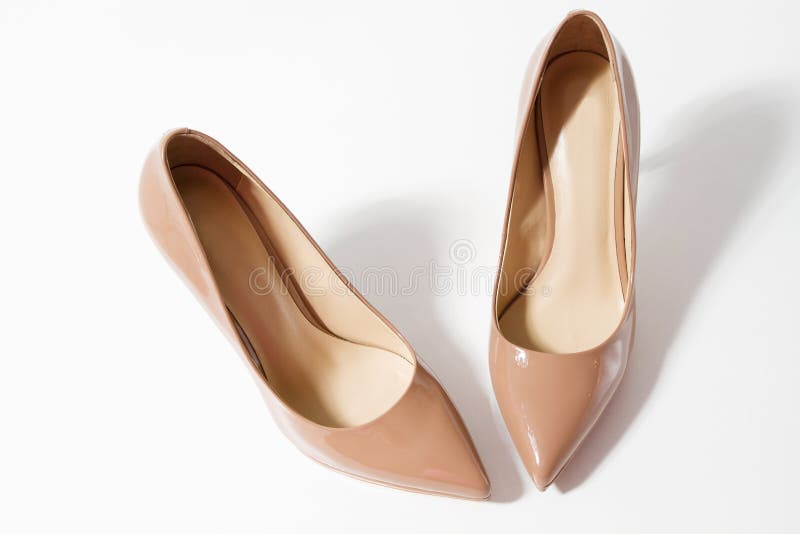 Calzado De Moda Tacones Zapatos De Color Beige Aislados Fondo Blanco Vista Superior Estilo De Zapato De Stiletto En Arma de archivo - Imagen de amarillento, calzado: 162569414