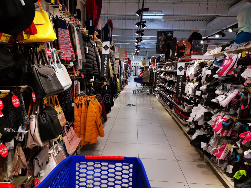 Calzado, Ropa Y Accesorios En El Supermercado Fotografía editorial - Imagen de francés, cuero: 161245207