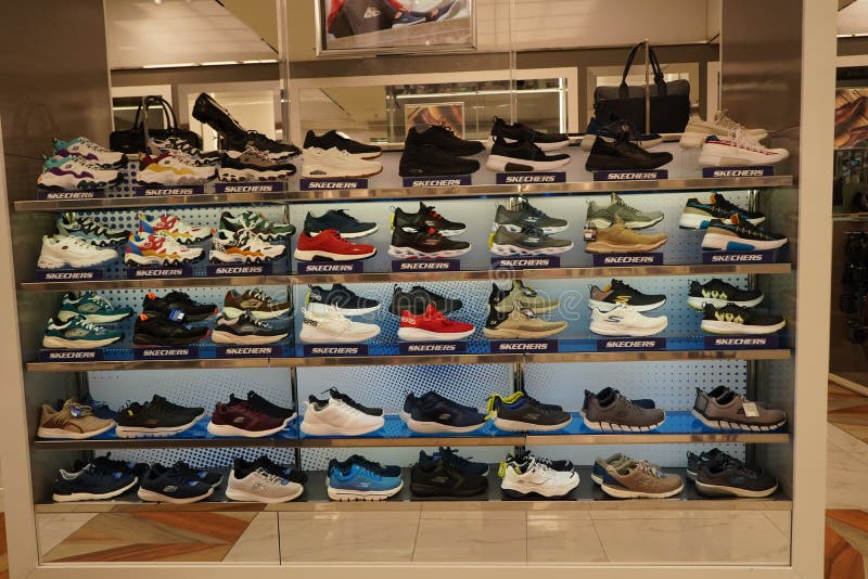 Calzado Skechers Brand Sport Una Tienda Los Emiratos Árabes Unidos De Dubai De Diciembre De 2019 Calzado De Varias Marcas E Imagen de archivo editorial - Imagen de multinacional: 165989209