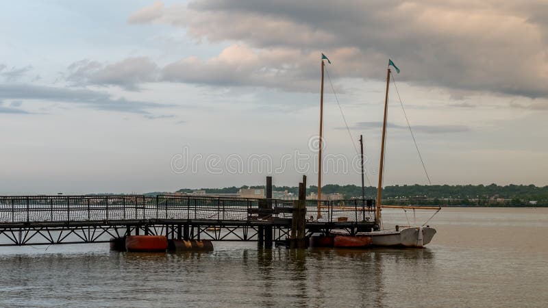 Calzado tradicional en el muelle del rÃo Potomac imágenes de archivo libres de regalías Calzado tradicional en el muelle del rÃo Potomac imágenes de archivo libres de regalías