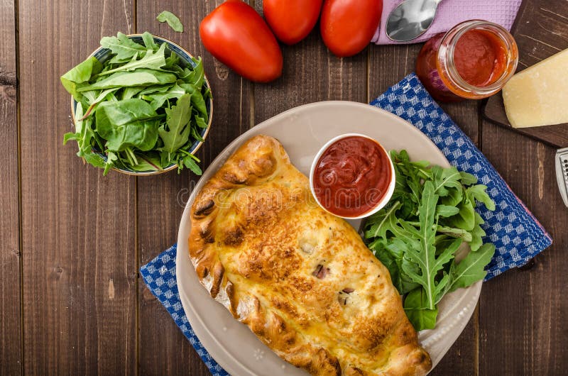 Calzone pizza faszerująca z serem i prosciutto obrazy royalty free Calzone pizza faszerująca z serem i prosciutto obrazy royalty free