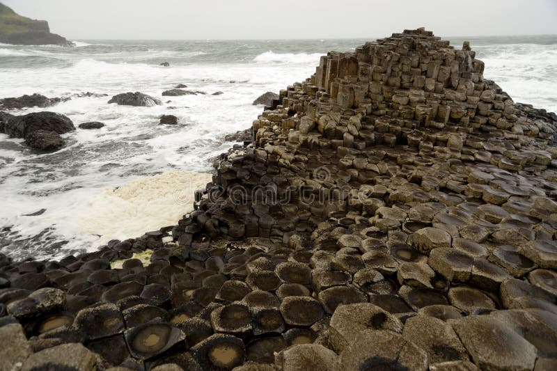 Calçada sextavada de Giants das rochas, Irlanda do Norte imagens de stock Calçada sextavada de Giants das rochas, Irlanda do Norte imagens de stock