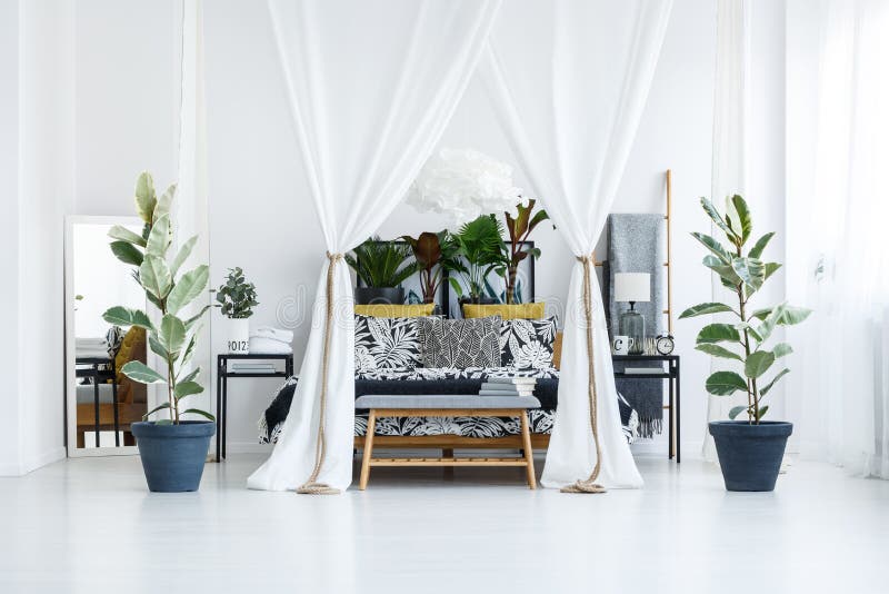 Cama cercada por plantas fotografia de stock Cama cercada por plantas fotografia de stock