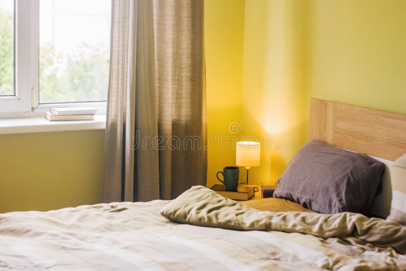 Cama cómoda con la almohada suave en interior del sitio imagen de archivo libre de regalías Cama cómoda con la almohada suave en interior del sitio imagen de archivo libre de regalías
