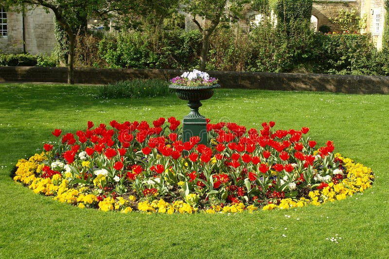 Cama de flor en un jardín formal