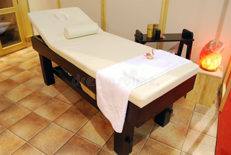 Cama de la relajación del balneario para el masaje foto de archivo libre de regalías Cama de la relajación del balneario para el masaje foto de archivo libre de regalías