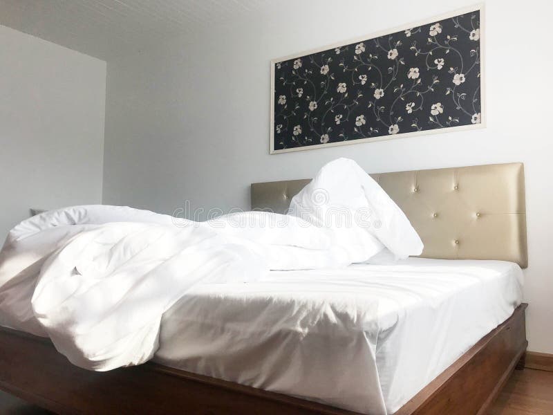 Cama del hotel o dormitorio sucia o sin hacer de la casa, diseño interior imagenes de archivo Cama del hotel o dormitorio sucia o sin hacer de la casa, diseño interior imagenes de archivo