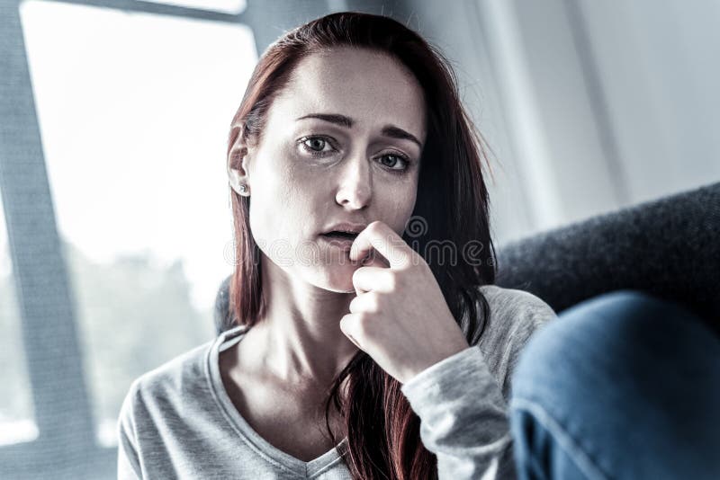 Cama deprimida ela mesma do sentimento da mulher da virada e olhando em linha reta fotografia de stock Cama deprimida ela mesma do sentimento da mulher da virada e olhando em linha reta fotografia de stock