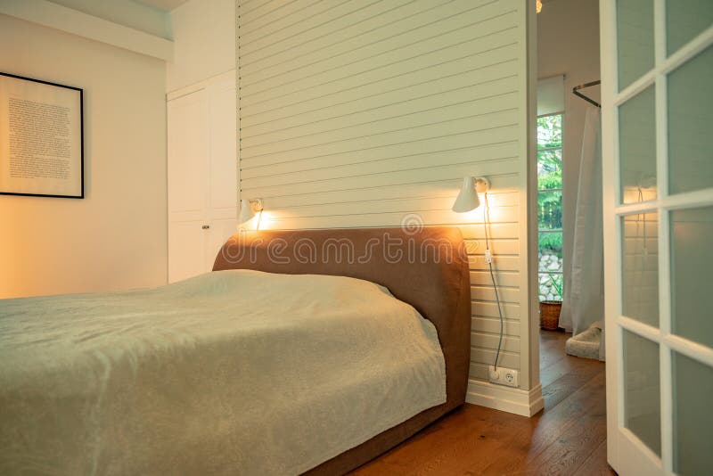 Cama matrimonial con objeto de un jardín fotos de archivo libres de regalías Cama matrimonial con objeto de un jardín fotos de archivo libres de regalías