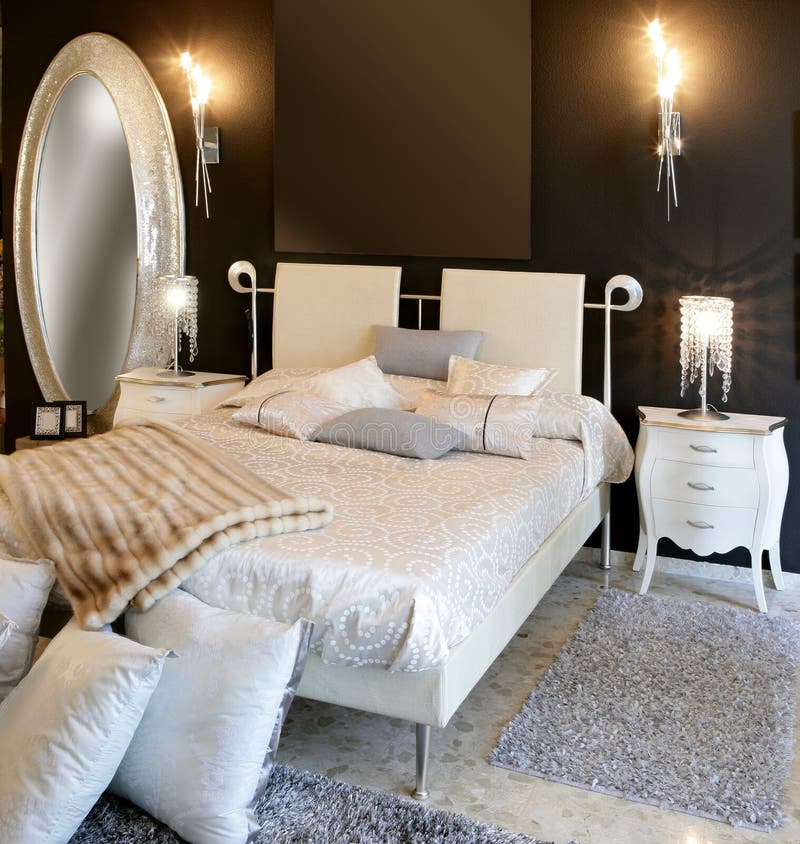 Cama oval de plata moderna del blanco del espejo del dormitorio fotografía de archivo Cama oval de plata moderna del blanco del espejo del dormitorio fotografía de archivo