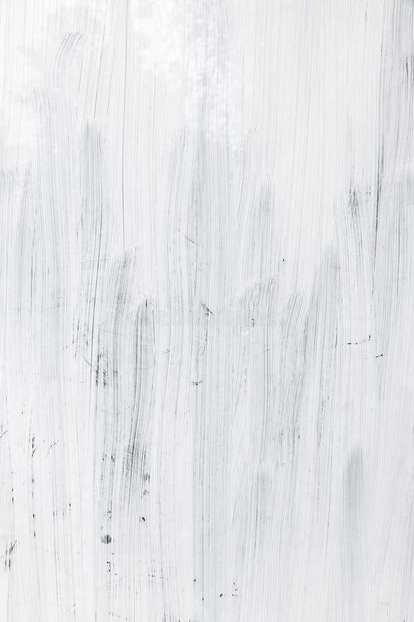 Camada branca da pintura sobre a parede de vidro, fundo vertical