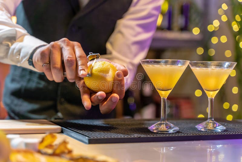 Barman pelando un limon Stock Photo