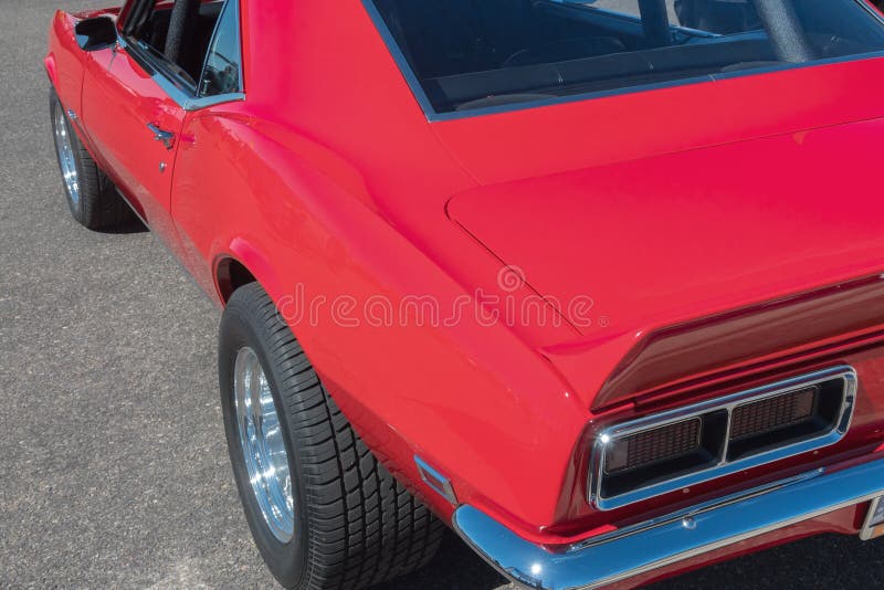 Camaro de chevy rojo foto de archivo. Imagen de extremo - 231727170