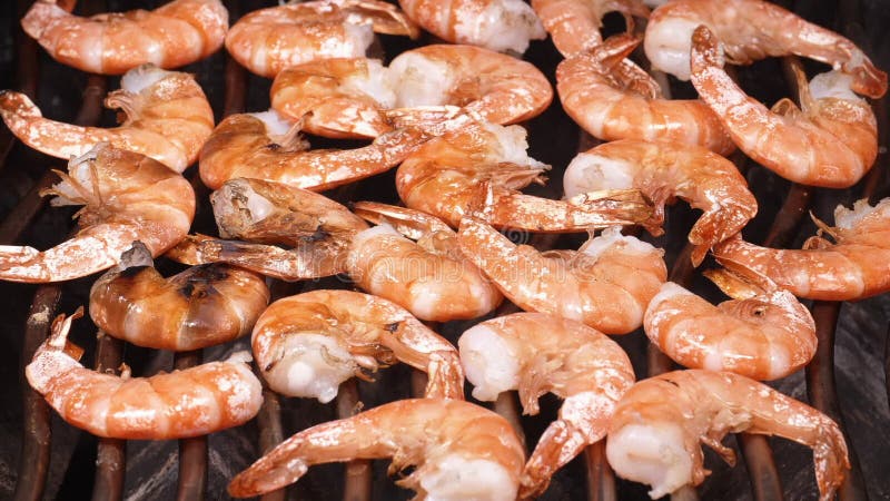 Camarones deliciosos asados en la parrilla