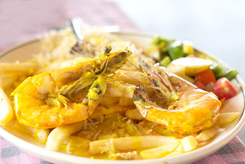 Camarones reales con las patatas fritas arroz y ensalada imágenes de archivo libres de regalías Camarones reales con las patatas fritas arroz y ensalada imágenes de archivo libres de regalías