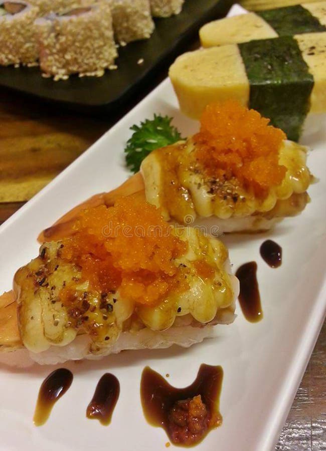 Camarón japonés delicioso del sushi de la comida con el camarón del huevo en la placa y la salsa blancas imagen de archivo libre de regalías Camarón japonés delicioso del sushi de la comida con el camarón del huevo en la placa y la salsa blancas imagen de archivo libre de regalías