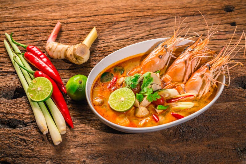 Camarón picante caliente de la sopa de Tom Yum Goong Thai con la hierba de limón, limón, galangal imagen de archivo Camarón picante caliente de la sopa de Tom Yum Goong Thai con la hierba de limón, limón, galangal imagen de archivo