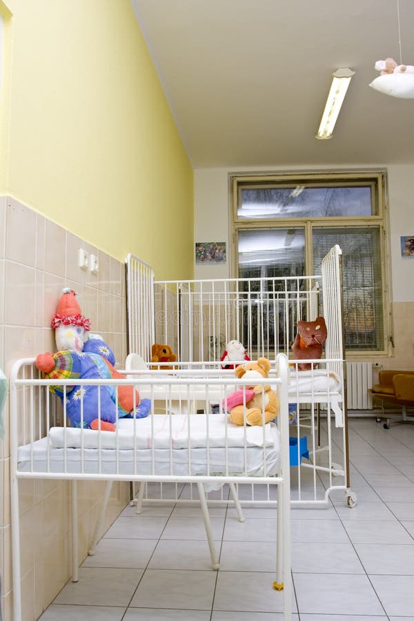Camas del niño en el cuarto de hospital fotografía de archivo libre de regalías Camas del niño en el cuarto de hospital fotografía de archivo libre de regalías