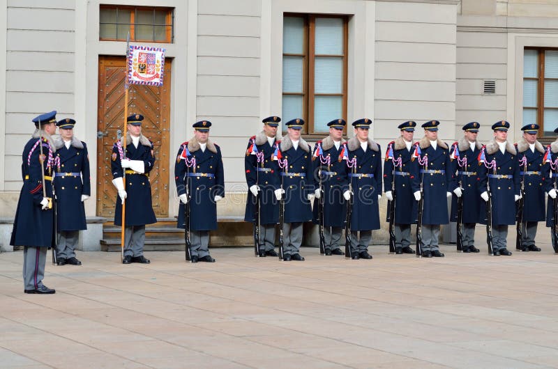 Cambio de los guardias reales en el castillo de Praga fotografía de archivo Cambio de los guardias reales en el castillo de Praga fotografía de archivo