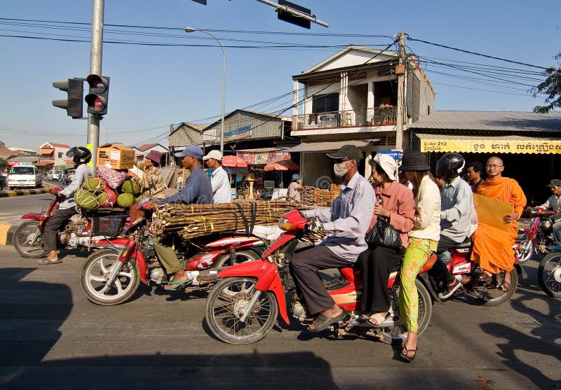 cambodia motocykle overloaded penh phnom zdjęcie royalty free cambodia motocykle overloaded penh phnom zdjęcie royalty free