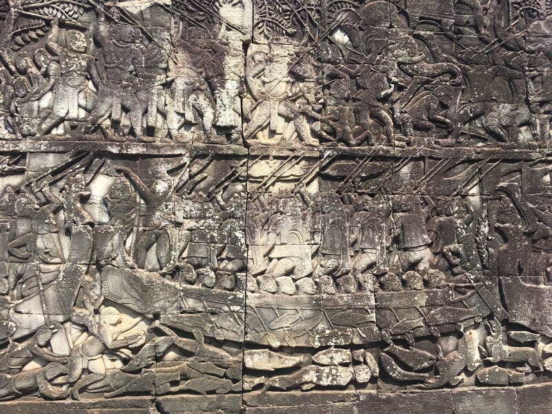 Cambodja arkitektur Basrelief som visar historiska händelser och dagliga liv av Snida för vägg av den Prasat Bayon en khmertemple royaltyfri fotografi Cambodja arkitektur Basrelief som visar historiska händelser och dagliga liv av Snida för vägg av den Prasat Bayon en khmertemple royaltyfri fotografi