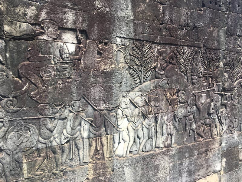 Cambodja arkitektur Basrelief som visar historiska händelser och dagliga liv av Snida för vägg av den Prasat Bayon en khmertemple arkivbild Cambodja arkitektur Basrelief som visar historiska händelser och dagliga liv av Snida för vägg av den Prasat Bayon en khmertemple arkivbild
