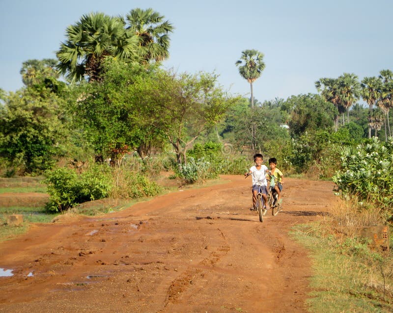 Cambodjaanse Jongens die Fiets berijden royalty-vrije stock afbeeldingen Cambodjaanse Jongens die Fiets berijden royalty-vrije stock afbeeldingen