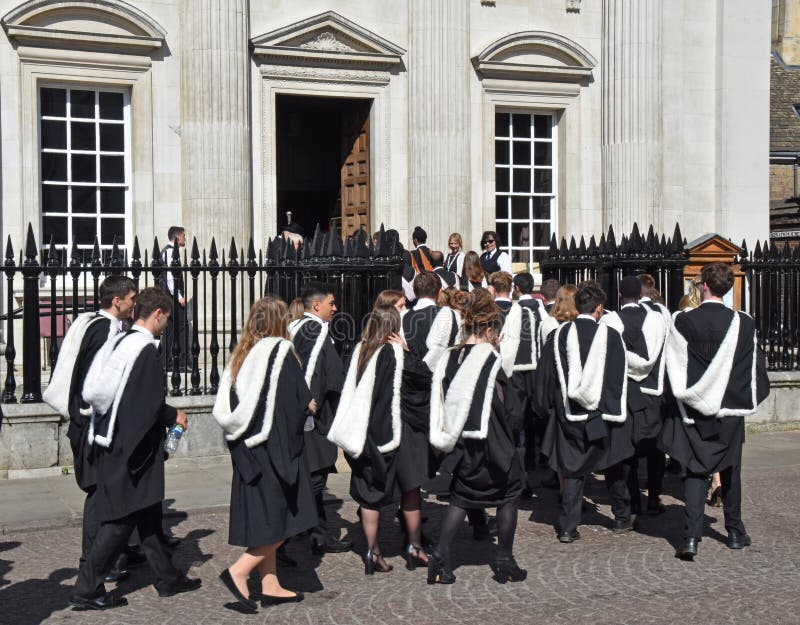 Cambridge 27 giugno 2018 BRITANNICO, studenti universitari archiva nel senato fotografia stock Cambridge 27 giugno 2018 BRITANNICO, studenti universitari archiva nel senato fotografia stock