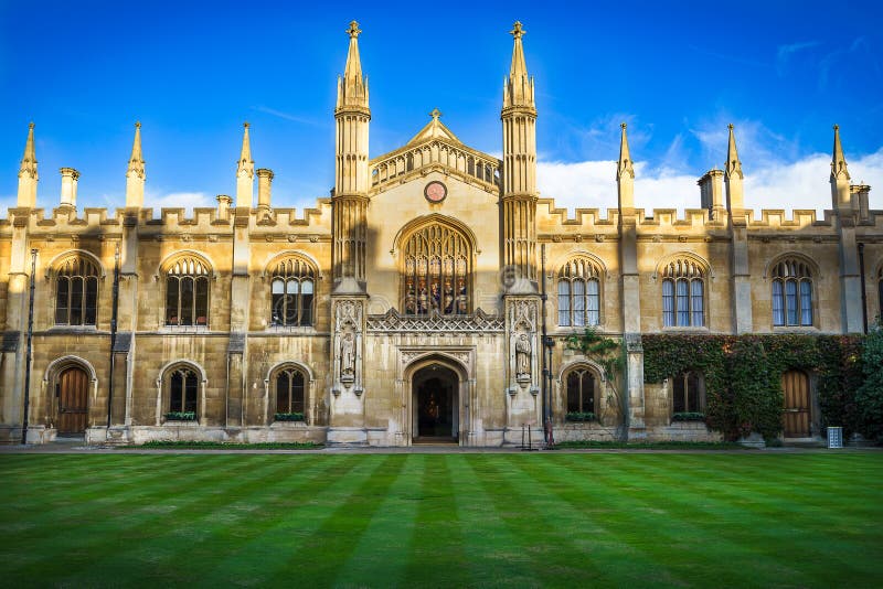 CAMBRIDGE, REINO UNIDO - 25 DE NOVEMBRO DE 2016: O pátio do corpus Christi College, é uma das faculdades antigas na universidade foto de stock CAMBRIDGE, REINO UNIDO - 25 DE NOVEMBRO DE 2016: O pátio do corpus Christi College, é uma das faculdades antigas na universidade foto de stock