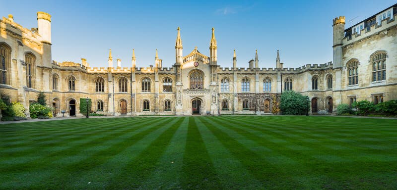 CAMBRIDGE, REINO UNIDO - 25 DE NOVEMBRO DE 2016: O pátio do corpus Christi College, é uma das faculdades antigas na universidade foto de stock royalty free