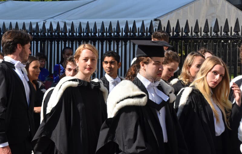 Cambridge Reino Unido, o 27 de junho de 2018: Estudantes universitário que esperam para ir dentro fotografia de stock royalty free Cambridge Reino Unido, o 27 de junho de 2018: Estudantes universitário que esperam para ir dentro fotografia de stock royalty free