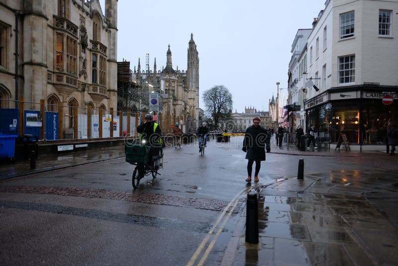 Cambridge uk δεκέμβριος 2020, βροχερή υγρή μέρα δεκέμβρη στους δρόμους του cambridge city άνθρωποι που περπατούν και ποδηλάτες που στοκ εικόνες με δικαίωμα ελεύθερης χρήσης